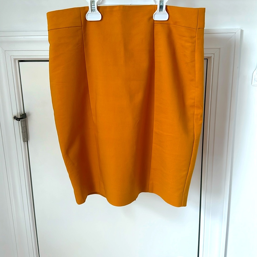 H&M mustard mini skirt. Size 10. Gently worn. Perfect color for all skin tones.